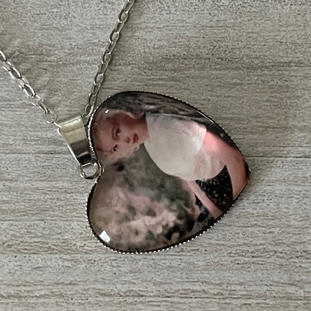 Heart-Shaped Silver Photo Pendant Necklace Marilyn Monroe - Picture 4 of 6